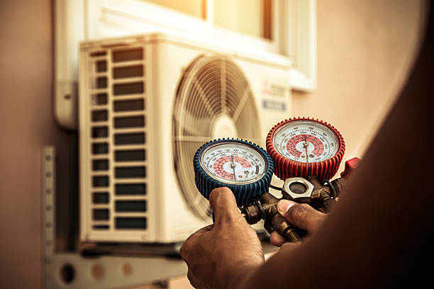 Professional Hvac technician working in Aurora, IL
